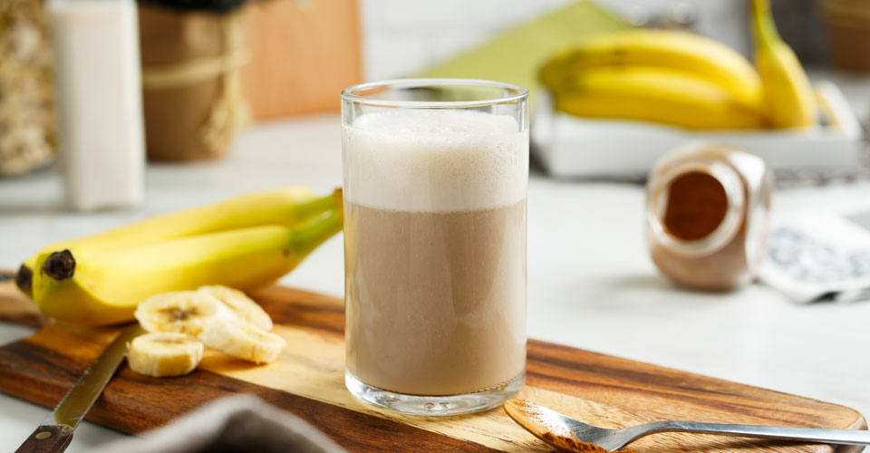 Opskrift på en proteinrig banan-smoothie: inden din træning