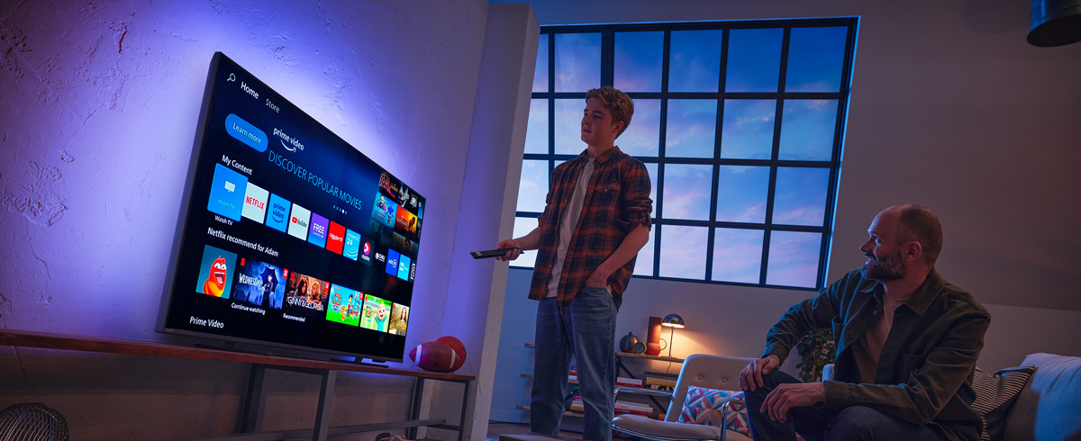 En mand, der v&aelig;lger mellem apps p&aring; Philips Smart TV
